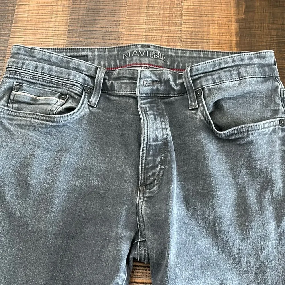 Men’s distressed gray jeans
